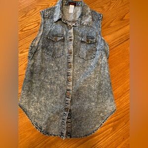 90s Acid Washed Women’s Sleeveless Jean Shirt Large